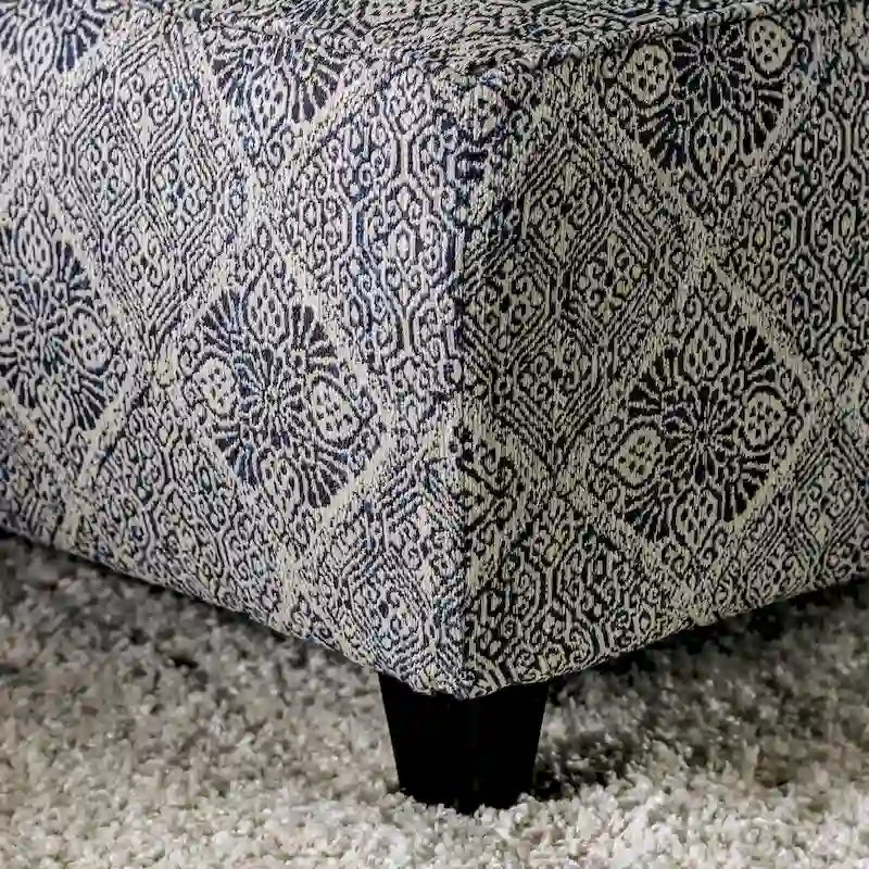 Ottoman de cocktail tapissé motif losanges ivoire/gris avec pieds en bois fuselés – 1 à 2 places