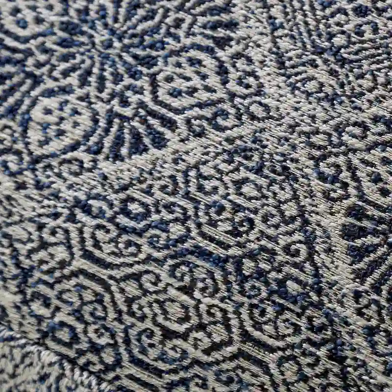 Ottoman de cocktail tapissé motif losanges ivoire/gris avec pieds en bois fuselés – 1 à 2 places