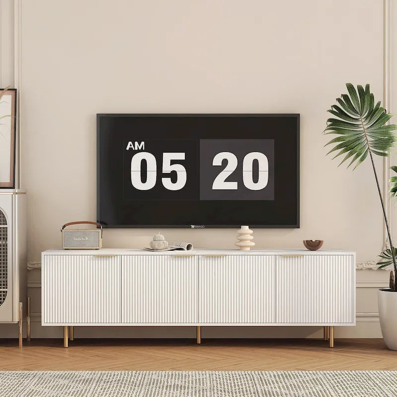 Meuble TV cannelé blanc de 68 po avec rangement à 4 portes et pieds dorés - Convient aux téléviseurs jusqu'à 79 po