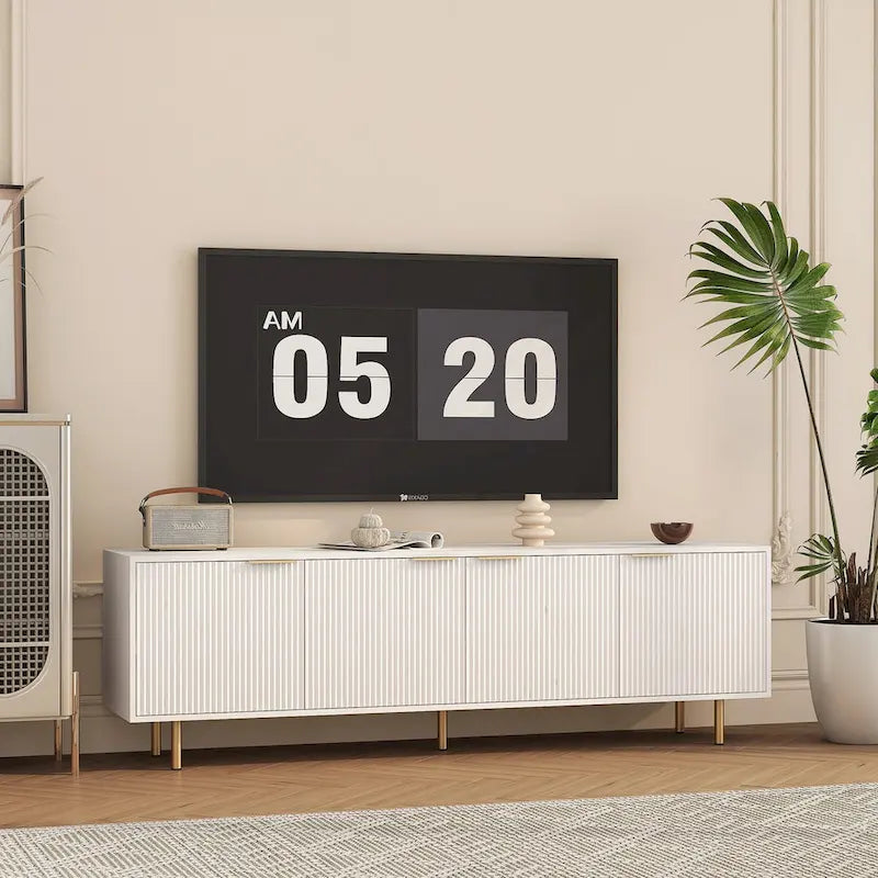 Meuble TV cannelé blanc de 68 po avec rangement à 4 portes et pieds dorés - Convient aux téléviseurs jusqu'à 79 po