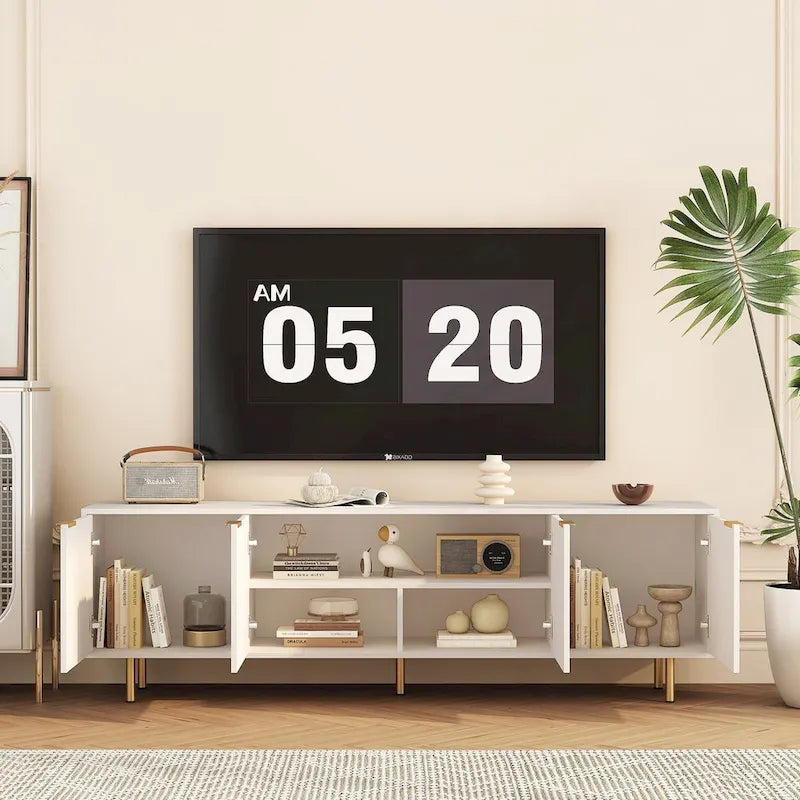 Meuble TV cannelé blanc de 68 po avec rangement à 4 portes et pieds dorés - Convient aux téléviseurs jusqu'à 79 po