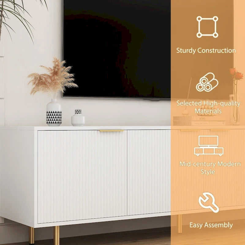 Meuble TV cannelé blanc de 68 po avec rangement à 4 portes et pieds dorés - Convient aux téléviseurs jusqu'à 79 po